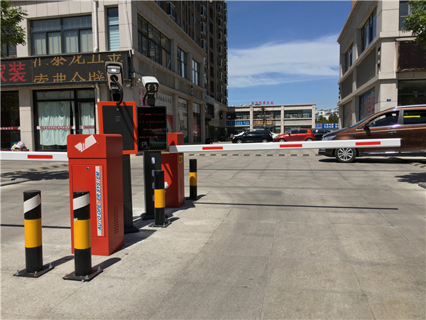 車牌識別及收費系統(tǒng)一體機(jī),車牌識別系統(tǒng)